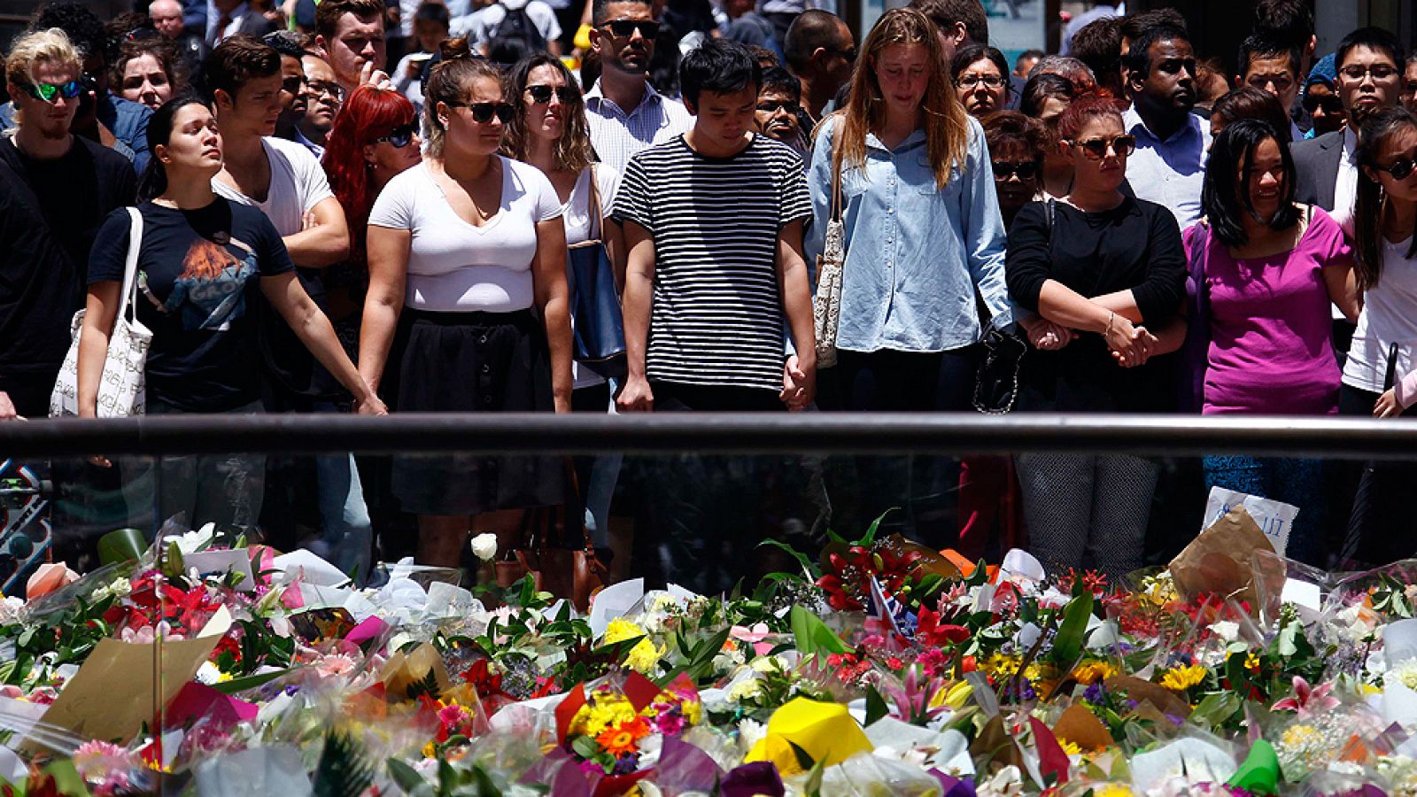 Flores, velas y cánticos en Australia para recordar a los muertos del secuestro en Sídney | Ver