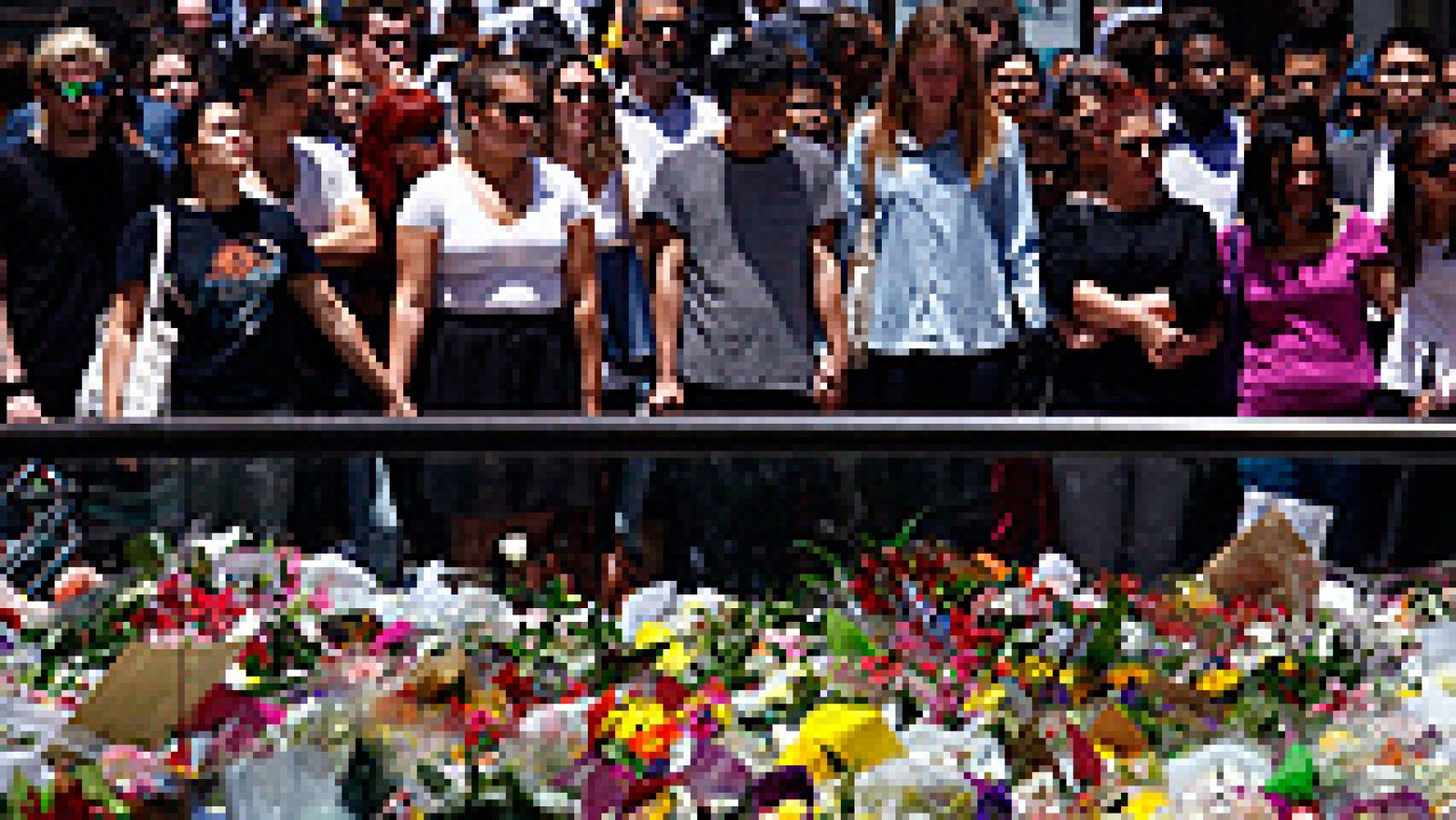 Miles de flores de todos los colores y lágrimas para recordar a los dos fallecidos durante el asalto a la cafetería, en pleno centro de Sídney. Durante todo el día y entrada ya la noche ha sido un goteo incesante de ramos, velas y cánticos en homenaje a las víctimas. 