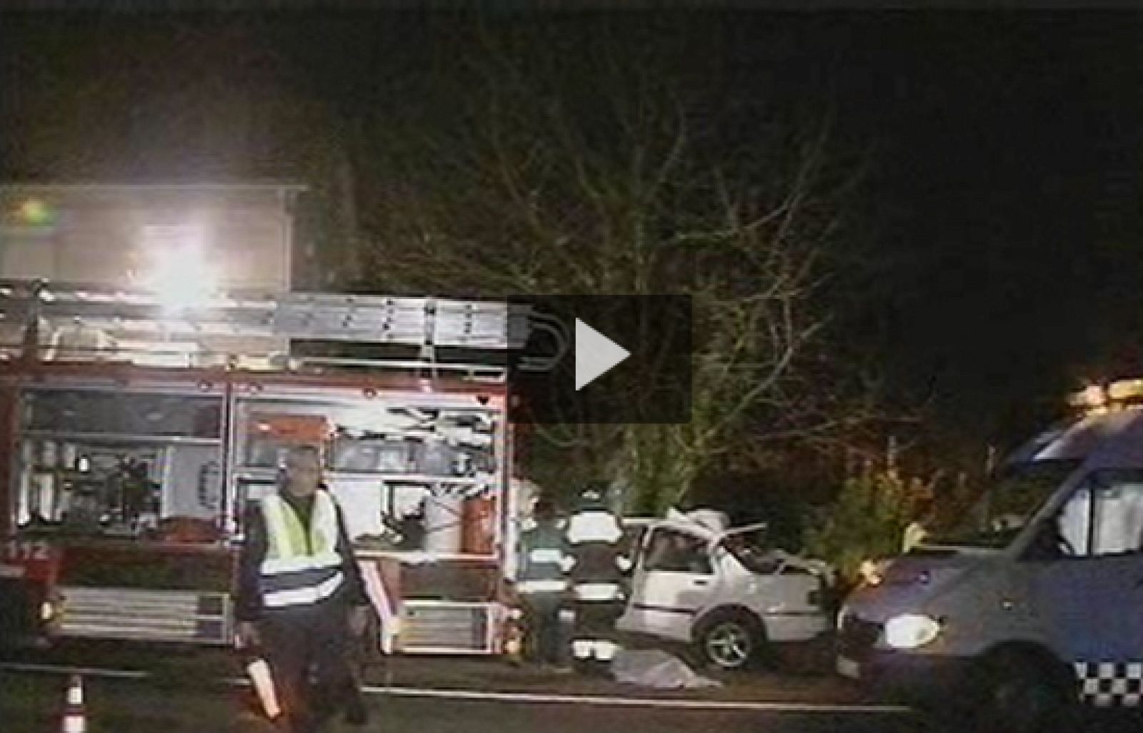 En Galicia, dos jóvenes han muerto en un accidente de tráfico, al chocar contra un árbol | Ver