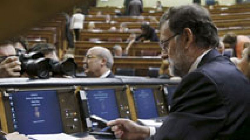 Rajoy elogia a Rubalcaba ante Sánchez y este le llama "retrógrado"