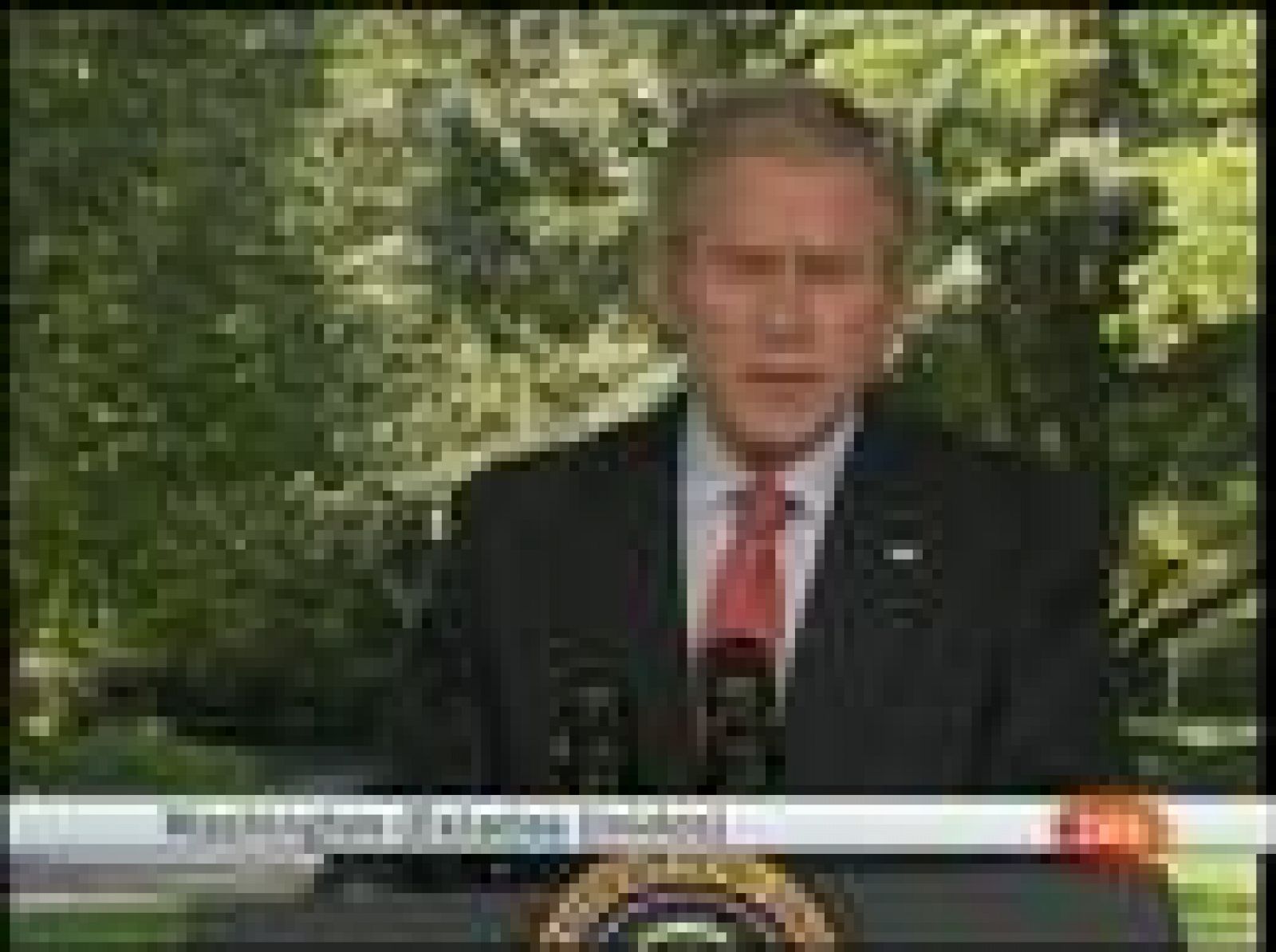 El Presidente de Estados Unidos, George W. Bush, ha suspendido un viaje que tenía previsto a Florida y Alabama para permanecer en Washington supervisando la situación de los mercados financieros.