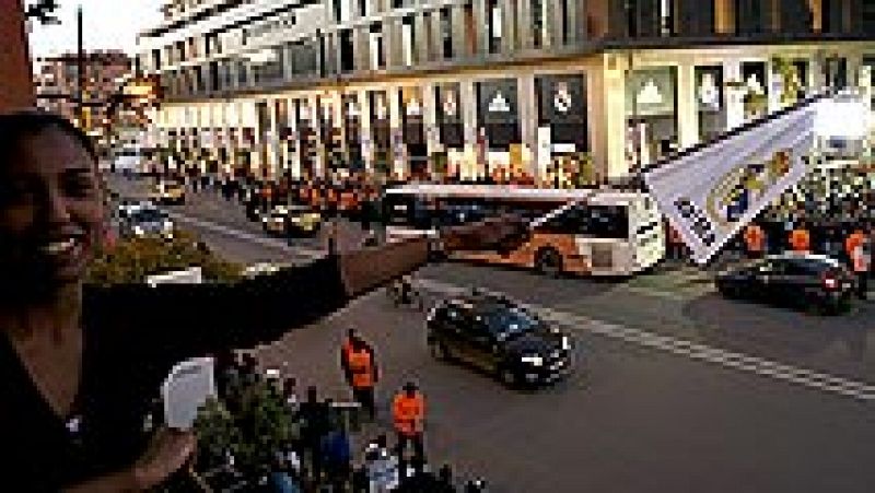 Cerca de 3.000 personas colapsaron la avenida Mohammed V de Marrakech, donde vieron de cerca a sus ídolos del Real Madrid, los jugadores Karim Benzema, Gareth Bale, Asier Illarramendi y Toni Kroos, en un acto publicitario vespertino.
