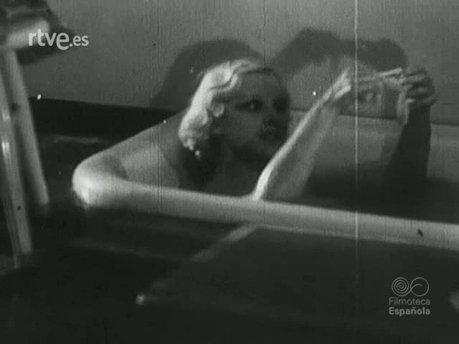 UNA MORENA Y UNA RUBIA | Ver