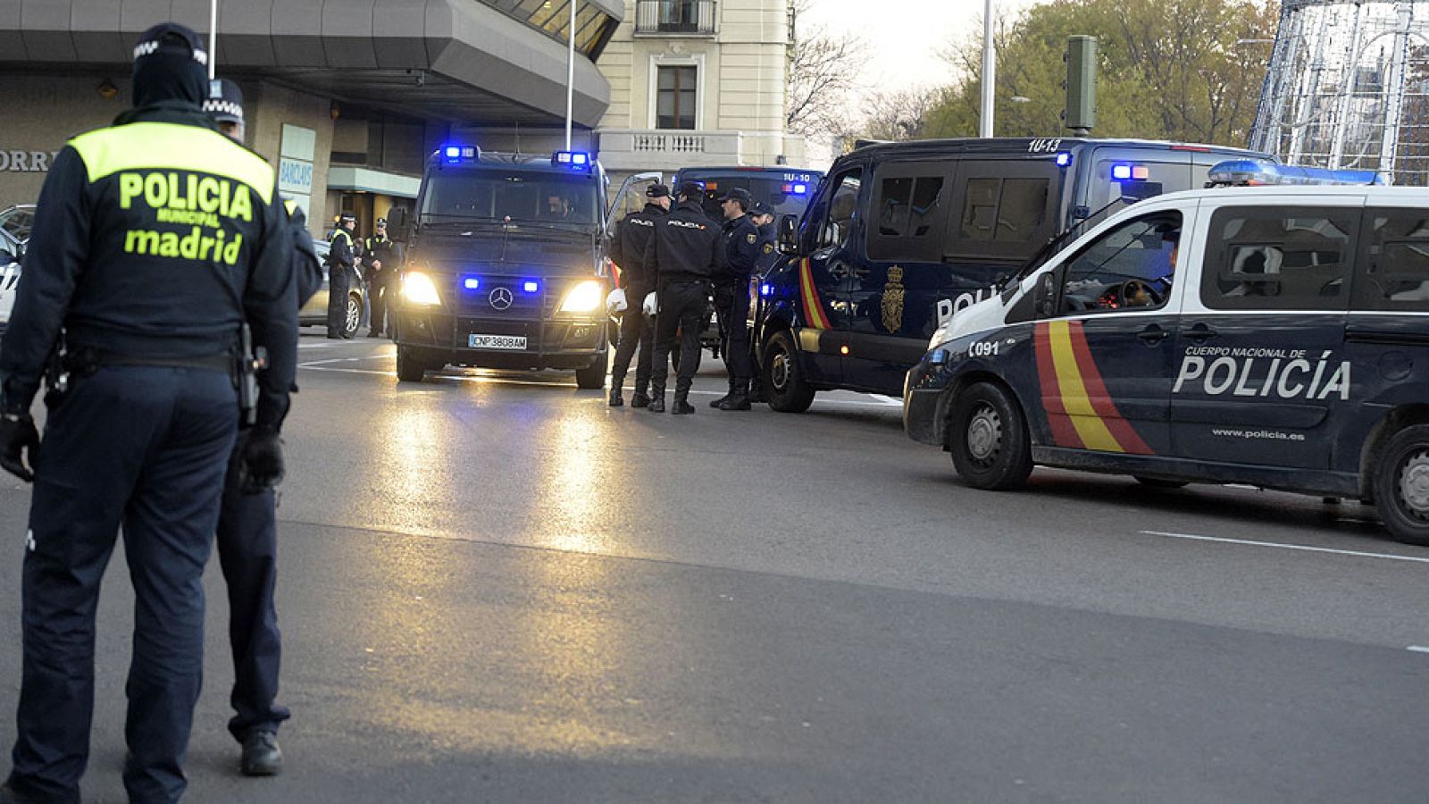 Un hombre estrella su coche contra la sede del PP en Madrid