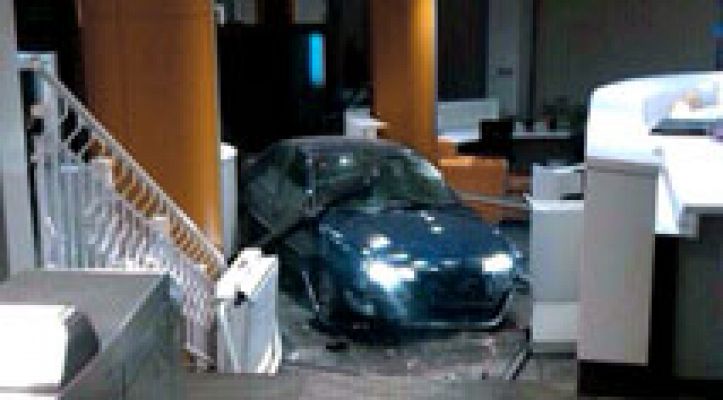 Informativo 24h - El coche que estrelló un hombre en la sede del PP ha llegado hasta el interior