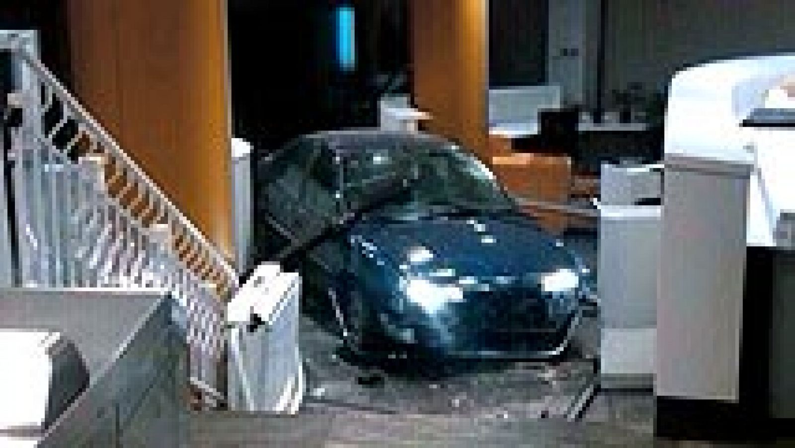 Telediario 1: Un detenido por estrellar su coche con dos bombonas en PP  | RTVE Play
