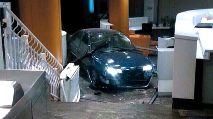 Telediario 1 - Un detenido por estrellar su coche con dos bombonas en PP