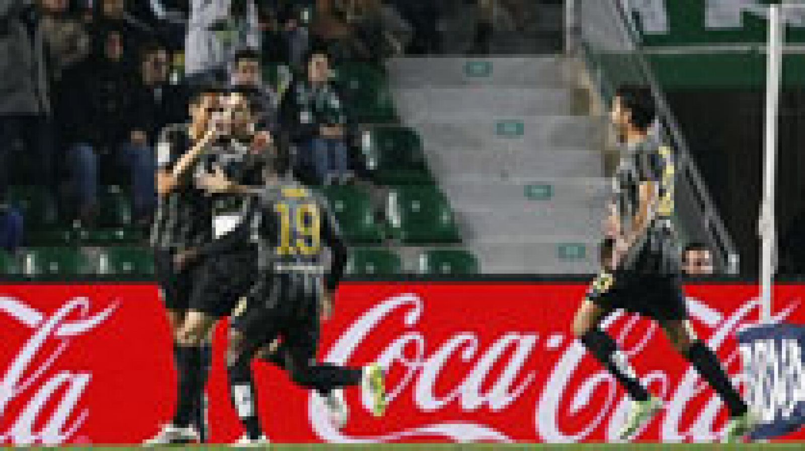 El Málaga se ha impuesto a domicilio al Elche por 1-2, después de remontar el gol en contra, marcado por David Lombán, con el que se fue al descanso. En la segunda parte, los tantos de Camacho y Luis Alberto sirvieron para que el equipo de Javi Gracia se llevase finalmente la victoria. 
