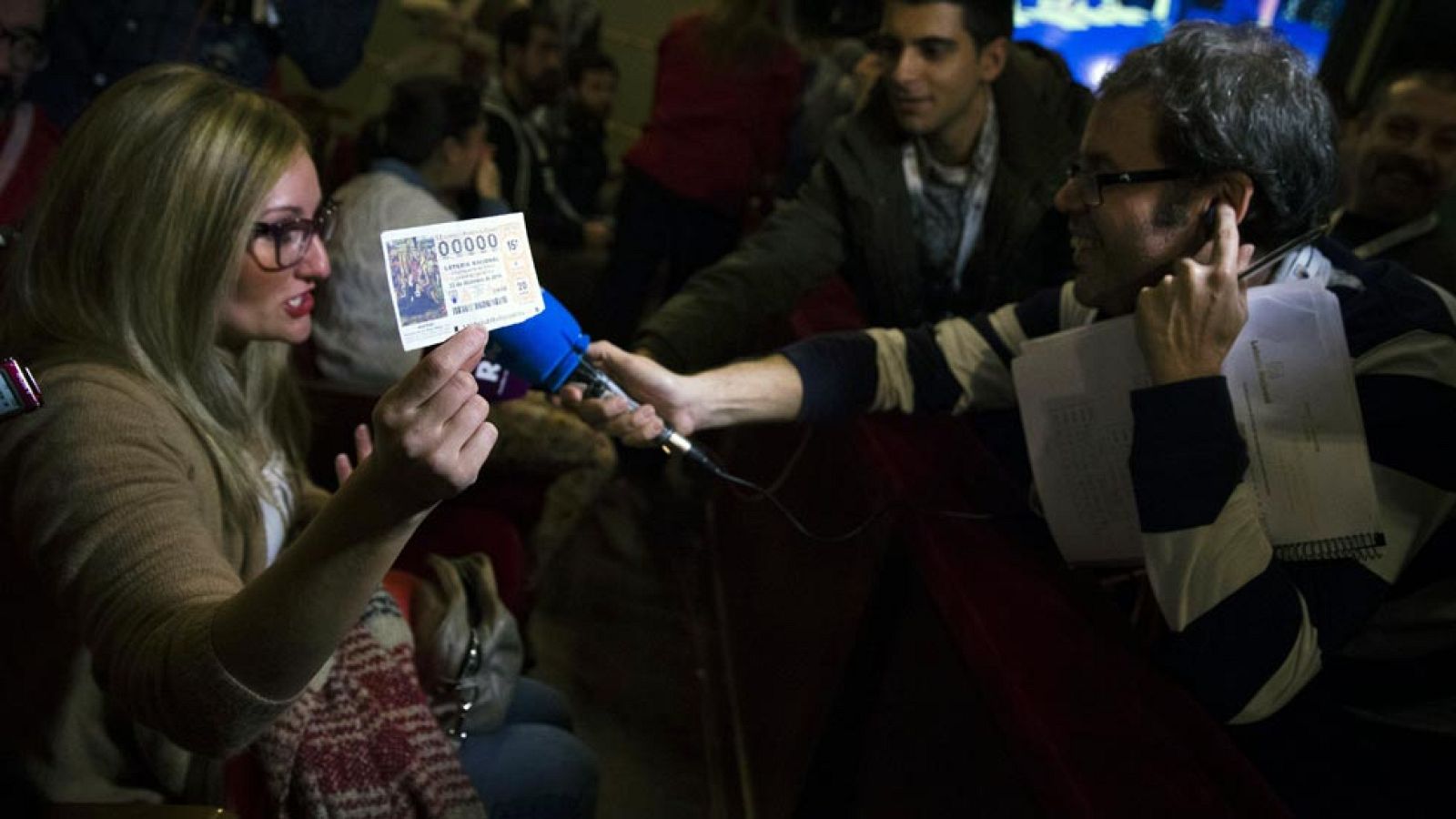Una agraciada con el número 00000 celebra el premio en el salón de loterías
