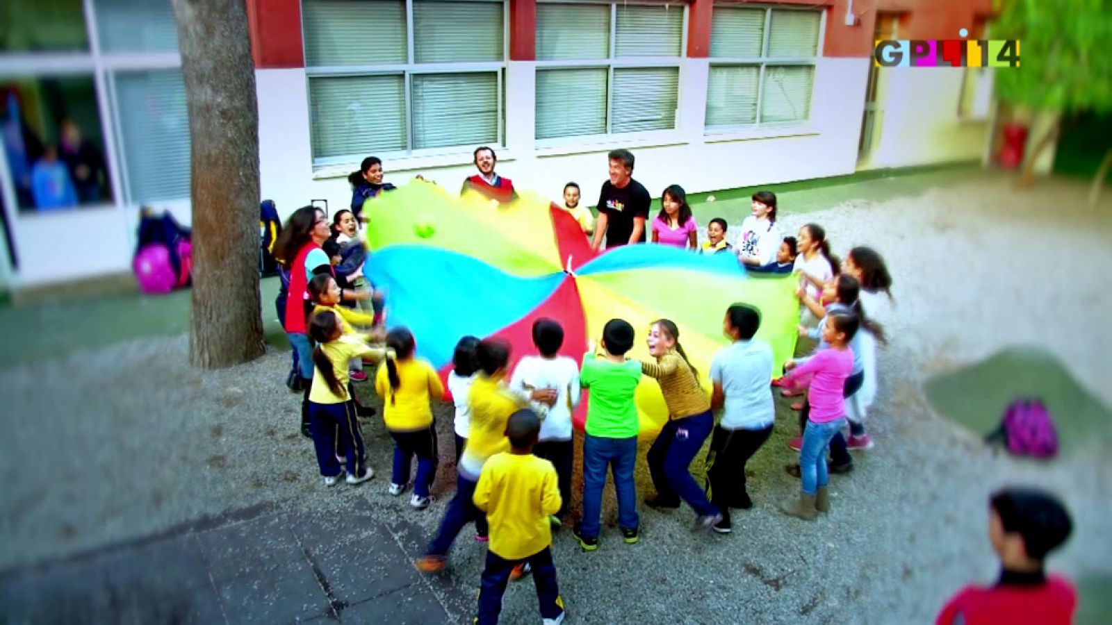 Gala por la Infancia- Francis Lorenzo, visita uno de los barrios más deprimidos de Valencia