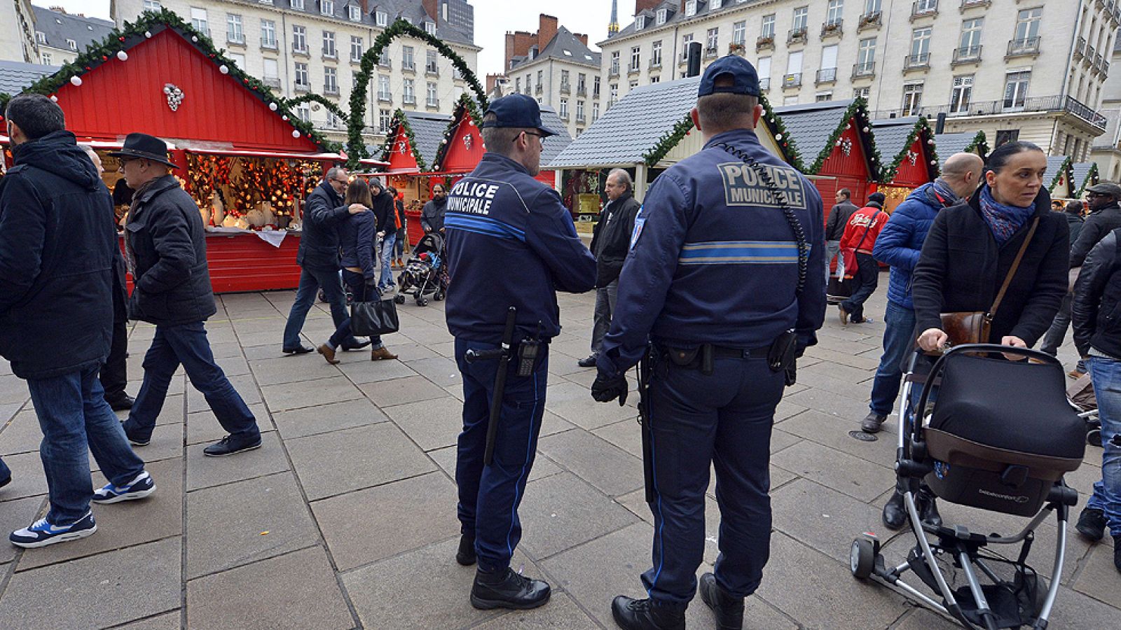Francia desplegará más policías y militares en las calles durante la Navidad