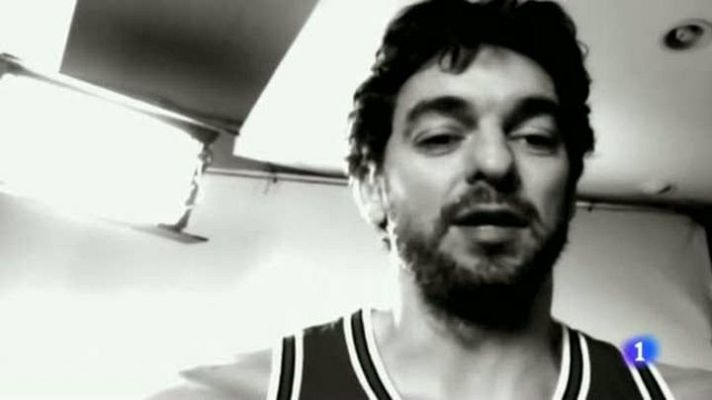 Telediario 1 - Los jugadores de Chicago Bulls cantan 'Imagine' por un mundo mejor