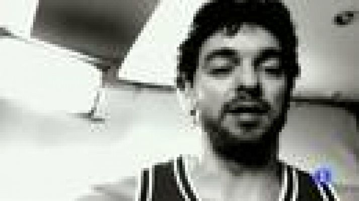 Telediario 1 - Los jugadores de Chicago Bulls cantan 'Imagine' por un mundo mejor