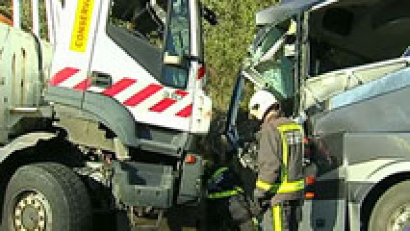Dos heridos graves en un accidente causado por el choque frontal de un autobús en Extremadura 