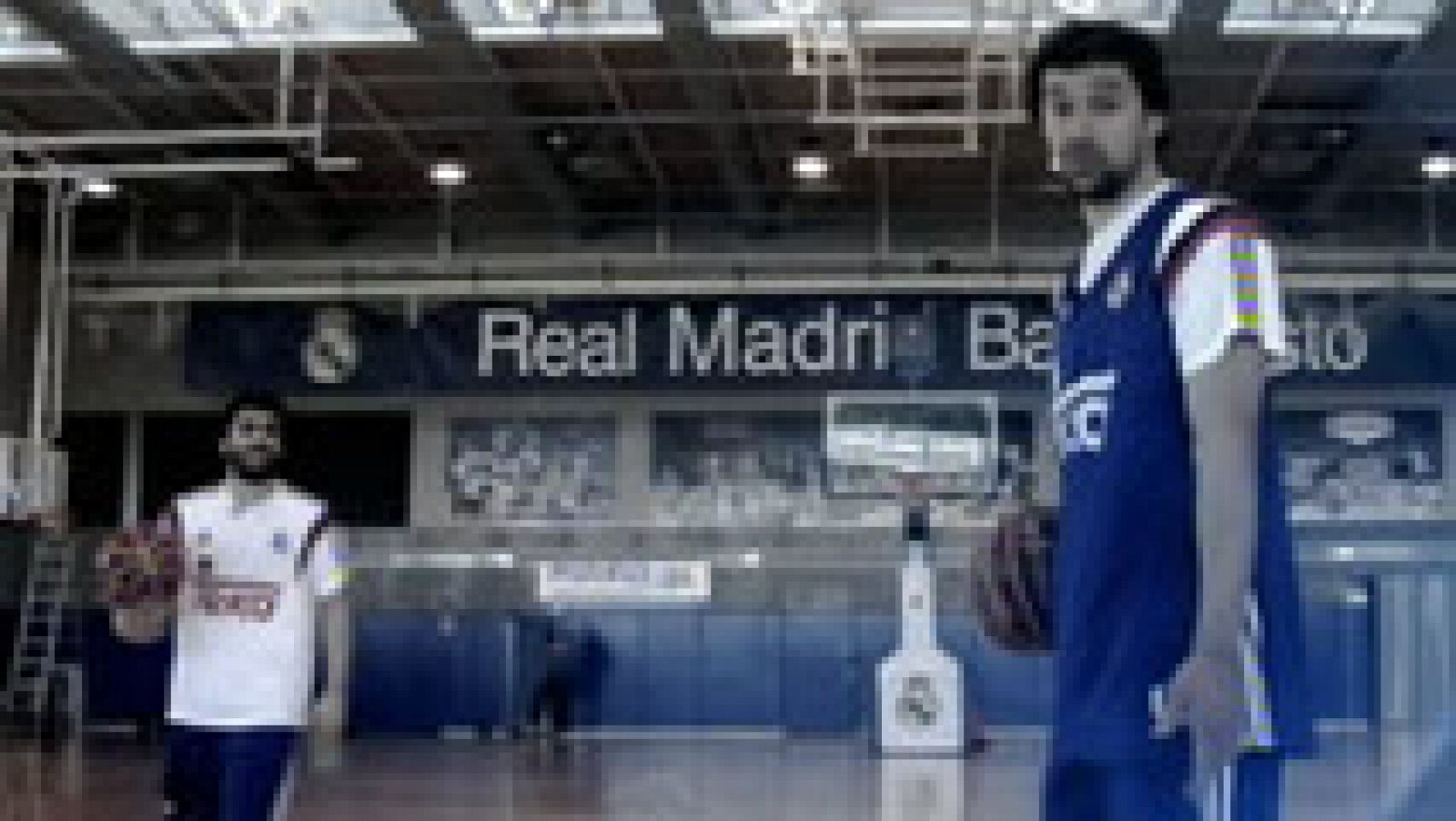 Telediario 1: Campazzo y Llull encestan a la vez un triple desde el centro del campo | RTVE Play