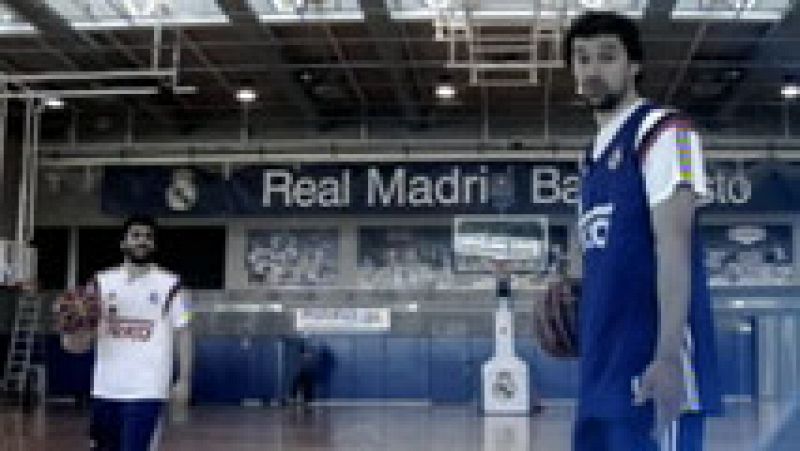 El domingo se juega el clásico de baloncesto, Real Madrid-Barça. Hay un par de madridistas, Llull y Campazzo, que están entrenando duro los triples... desde el centro del campo. Han tardado un par de intentos pero han sido capaces de encestar los dos