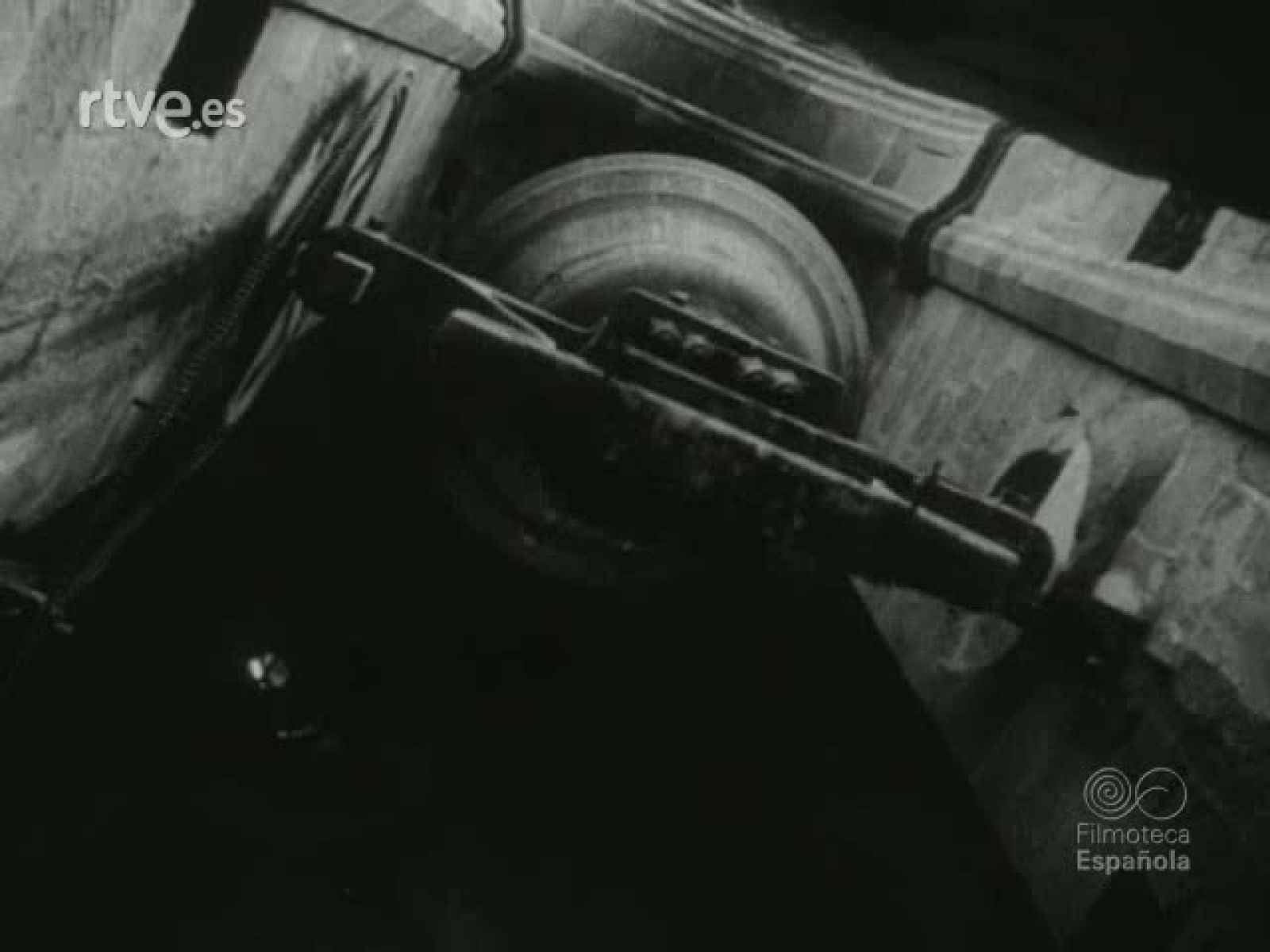 EL CAMINO DE LA PAZ : SINTESIS CINEMATOGRAFICA DE LA GUERRA DE LIBERACION ESPAÑOLA.  (MATERIALES SIN MONTAR) | Ver