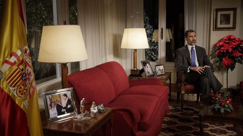 El rey Felipe VI ofrece su mensaje de Navidad de 2014 en un escenario sencillo   