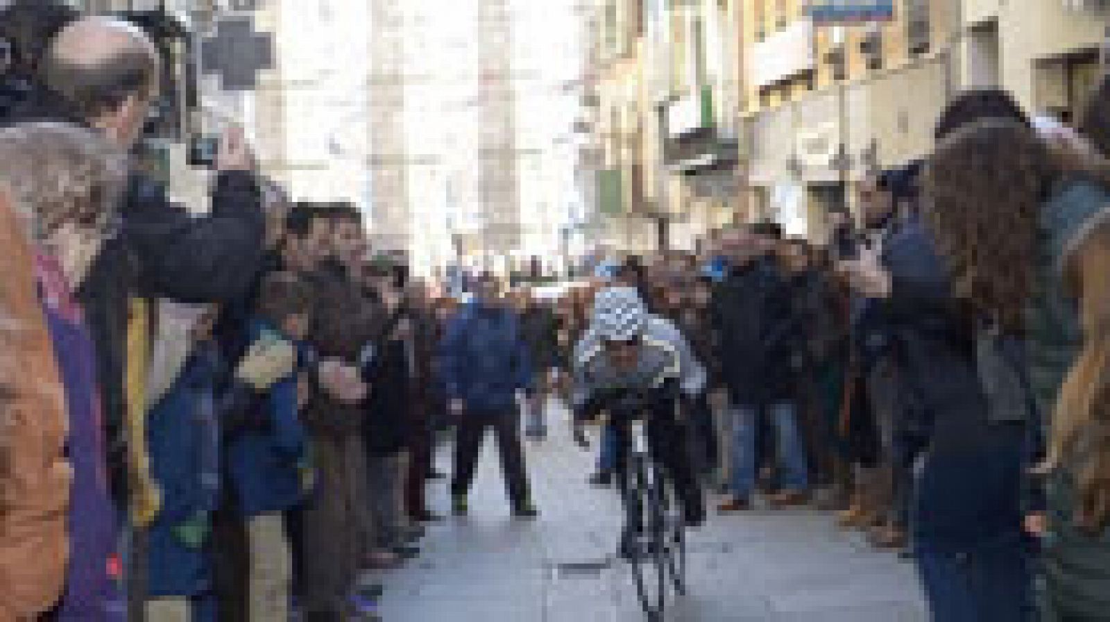 Telediario 1: Segovia despierta en Navidad con una carrera de bicicletas sin cadena | RTVE Play