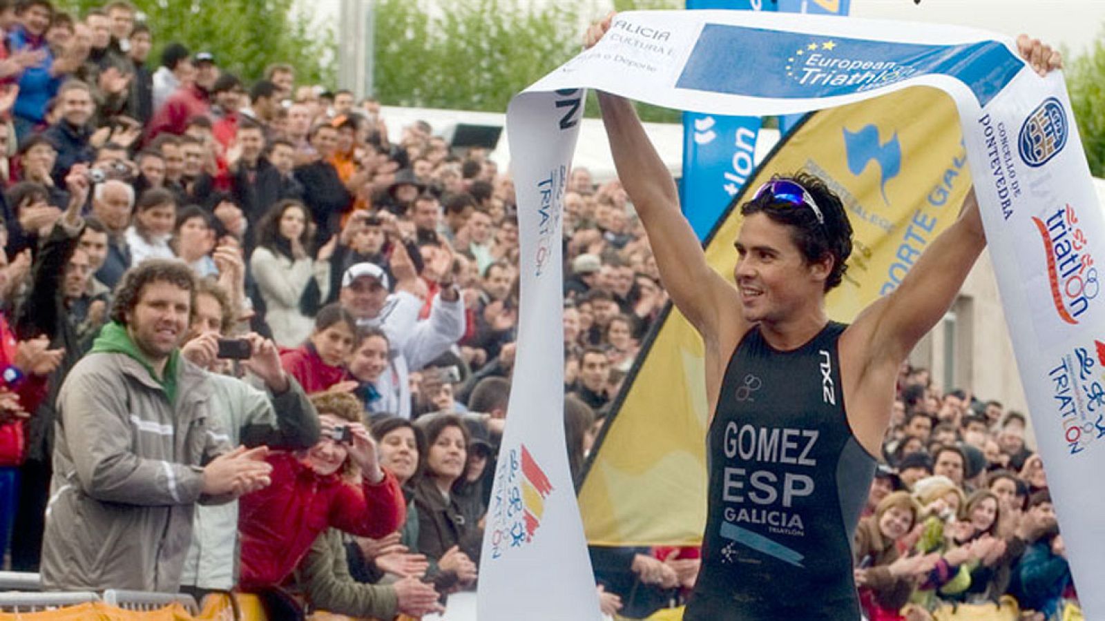 No hay muchos deportistas en el mundo que lleven 8 años sin bajarse del podio y uno de ellos es Javier Gómez Noya, cuatro veces campeón del Mundo y subcampeón olímpico de triatlón. Hace unos días el Rey le entregaba el Premio Nacional del Deporte como el mejor del año. Hoy les descubrimos el verdadero secreto de este gran campeón: su enorme calidad humana.