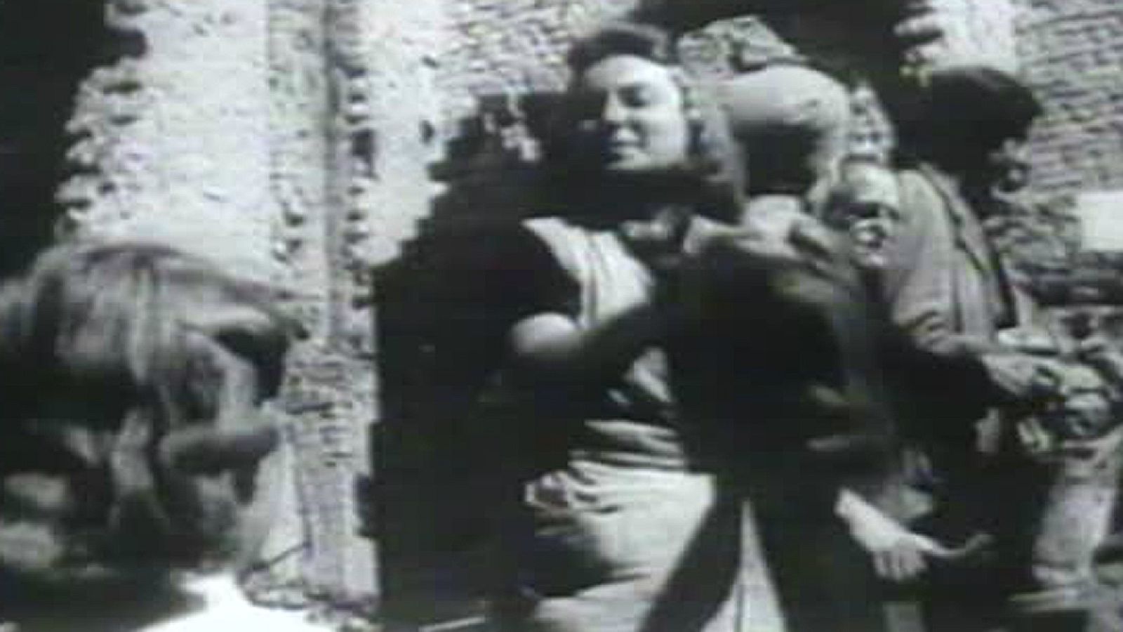 Una investigación cuestiona a las llamadas "Mujeres de las Ruinas" alemanas de la II Guerra Mundial | Ver