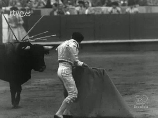 Archivo Histórico - ALTERNATIVA DE CESAR GIRON EN BARCELONA (AÑO 1952)