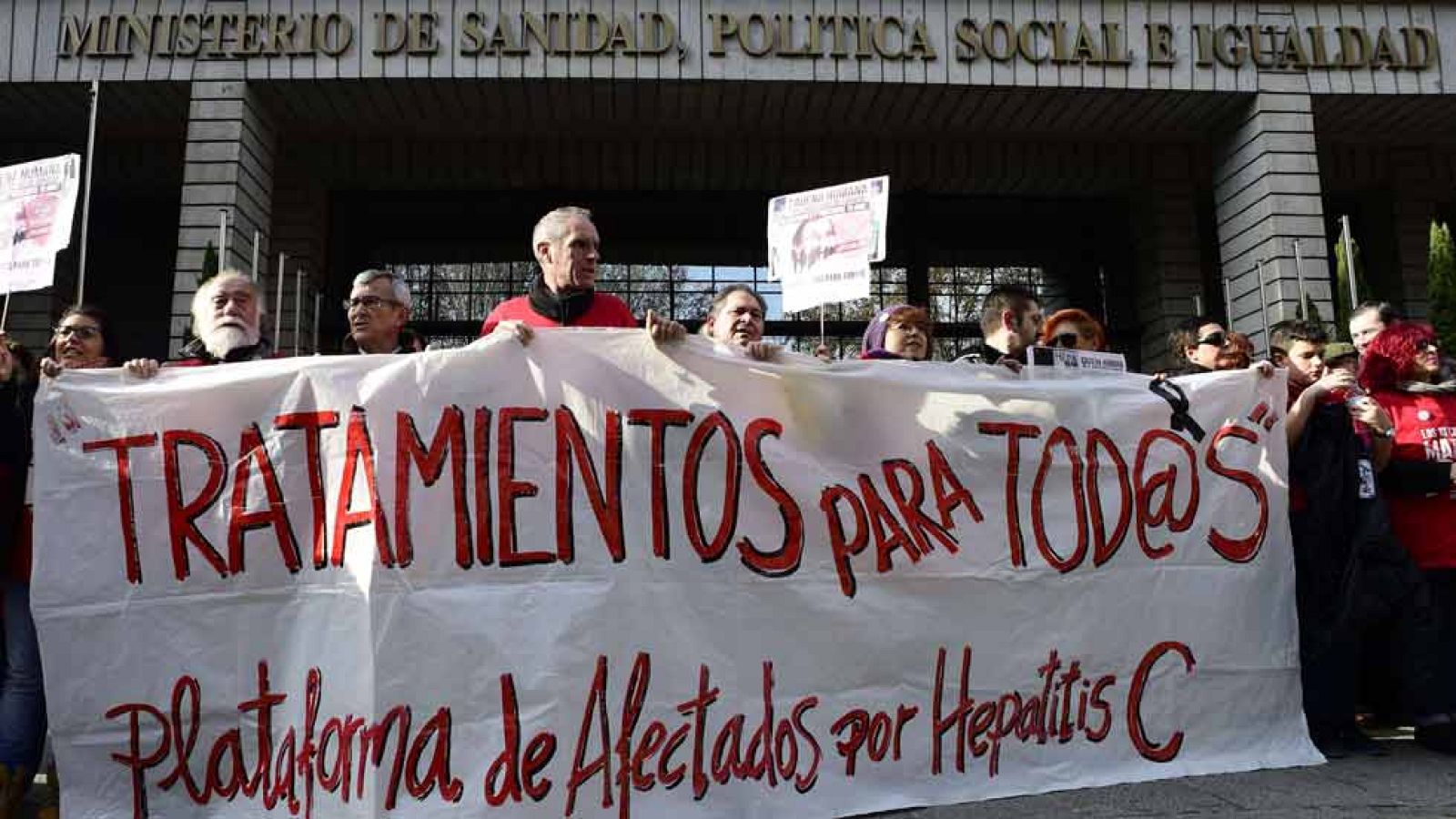 Concentración ante el Ministerio de Sanidad de pacientes de Hepatitis C