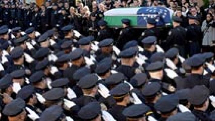 Miles de personas despiden al policía Rafael Ramos