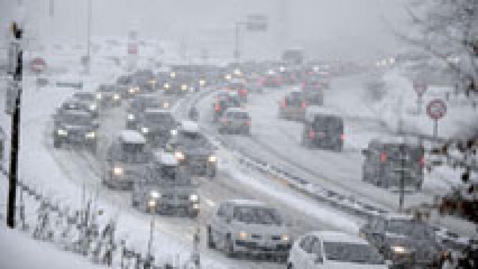 Informativo 24h: Miles de coches bloqueados por la nieve en los Alpes | RTVE Play