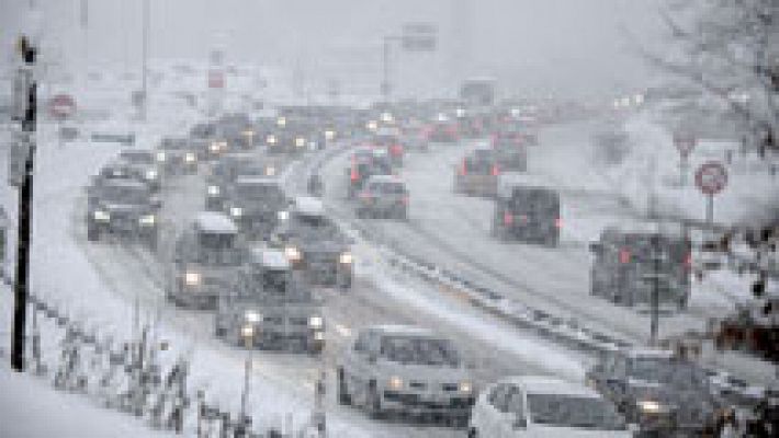 Miles de coches bloqueados por la nieve en los Alpes