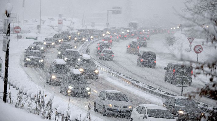 Informativo 24h - Miles de coches bloqueados por la nieve en los Alpes