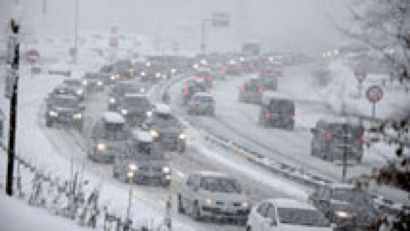 Miles de coches bloqueados por la nieve en los Alpes franceses