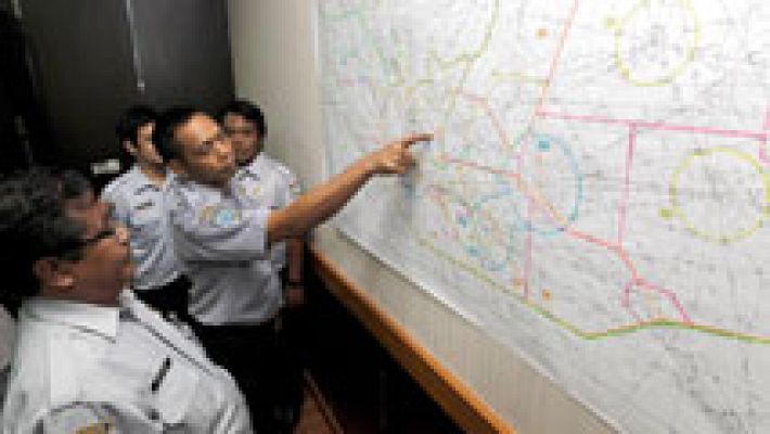 Telediario 1 - Desaparece un avión de Air Asia en territorio de Indonesia