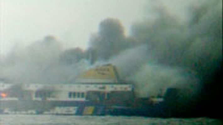 Un ferry que hacía el trayecto de Grecia a Italia incendiado