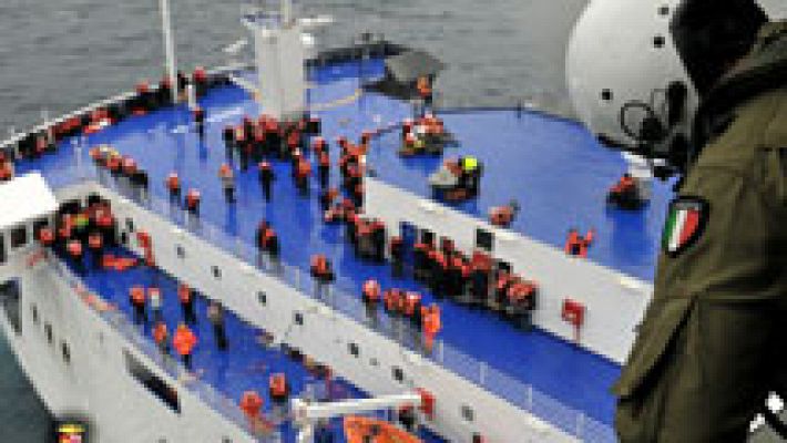 Continúa el rescate de 287 personas a bordo del ferry incendiado entre Grecia e Italia