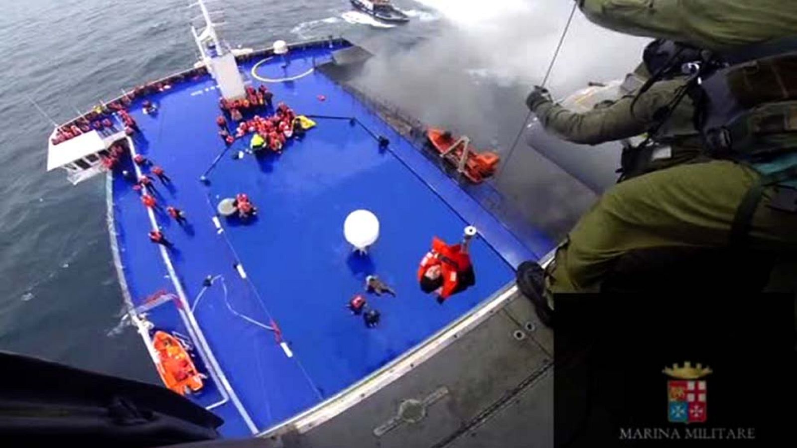 Sigue el rescate de pasajeros en el ferry siniestrado entre Grecia e Italia - Informativo 24h | Ver