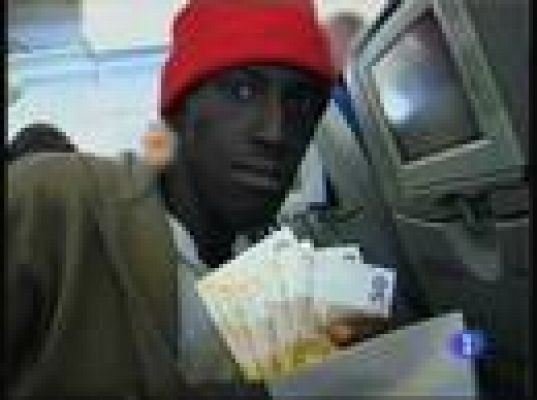  - Fotos del avión retenido en Gamb