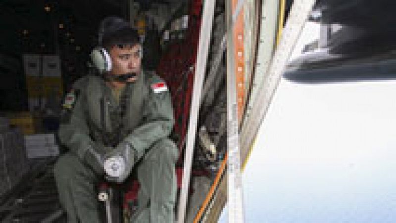 Las autoridades de Indonesia creen que el avión desaparecido podría estar en el fondo del mar
