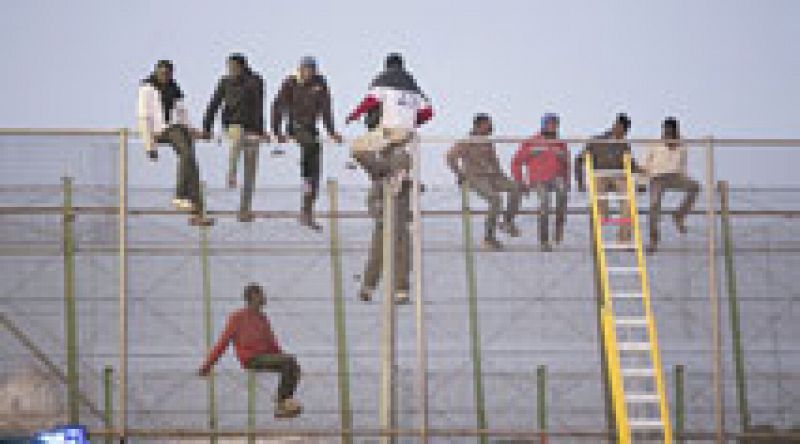 Unos 200 inmigrantes intentan entrar en Melilla, de los que al menos una docena lo consiguen
