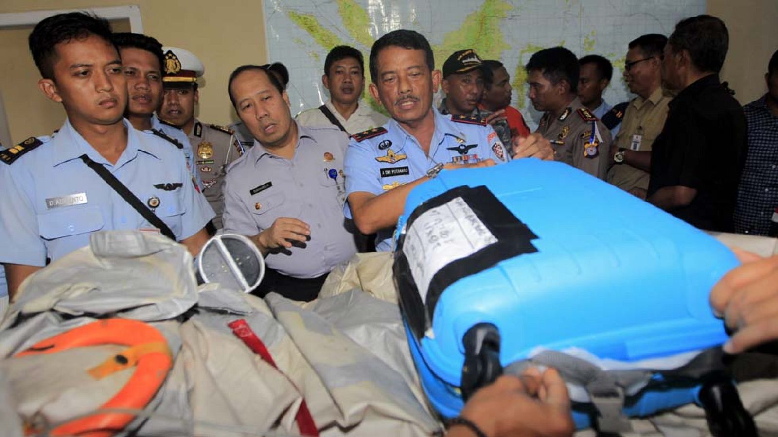 Hallan los restos del avión de AirAsia y recuperan 40 cadáveres en el mar - Informativo 24h | Ver