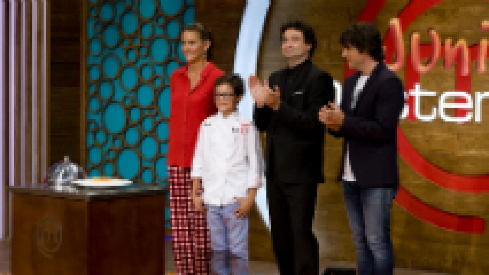 MasterChef Junior 2 - Esther y Mario ayudan a los aspirantes