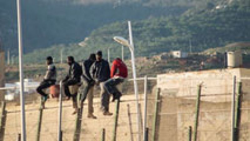 Un centenar de inmigrantes subsaharianos logran entrar en Melilla en un nuevo salto a la valla