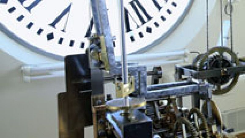 Cómo trabajan los relojeros encargados del reloj de la Puerta del Sol