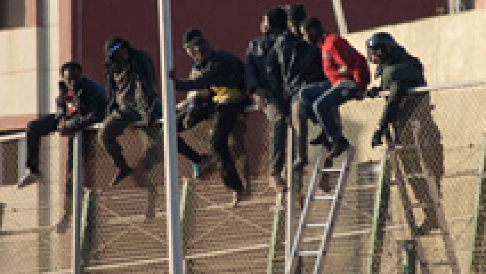 Telediario 1: 102 inmigrantes subsaharianos logran entrar en Melilla en un nuevo salto a la valla | RTVE Play