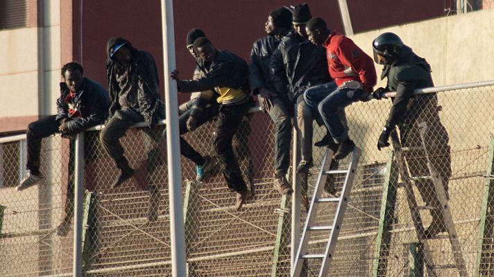 Telediario 1 - 102 inmigrantes subsaharianos logran entrar en Melilla en un nuevo salto a la valla