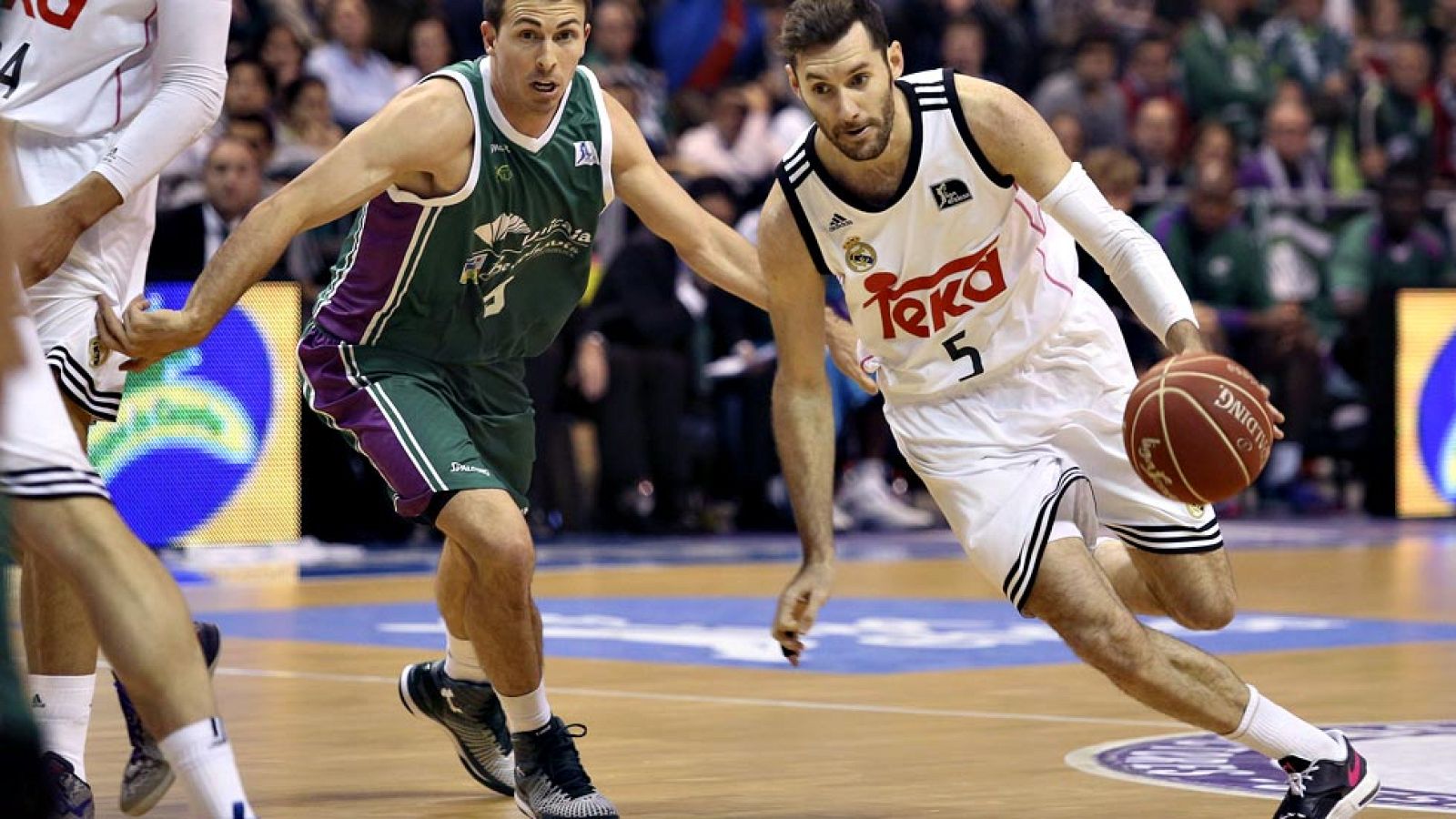 El Unicaja continúa líder en solitario e invicto en el Martín Carpena al ganar al Real Madrid por 99-92, tras una prórroga, y en un partido que se dilucidó en los minutos finales por el acierto en los tiros libres del escolta estadounidense Ryan Tool