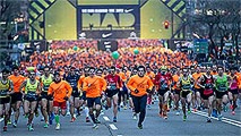 Cuarenta mil corredores -el 45% mujeres- participan hoy, vestidos con camisetas amarillas, en la 50 edición de la San Silvestre Vallecana, que comenzará a las 17.30 horas con cuatro salidas u "oleadas" consecutivas cada quince minutos, mientras que l