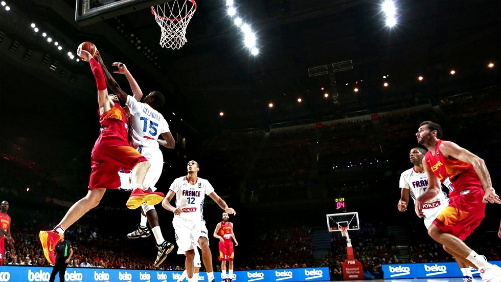 La eliminación contra Francia en los cuartos de final del Mundobasket 2014 celebrado en España le costó el puesto al seleccionador Juan Antonio Orenga. Aún no se la elegido a su sustituto.