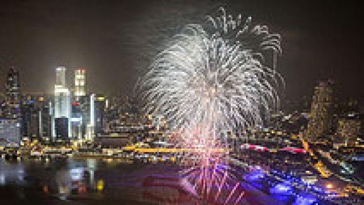 Telediario 1 - Medio mundo recibe ya al año 2015