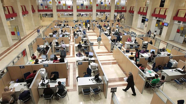 Telediario 1 - La reforma fiscal reduce las retenciones sobre las nóminas desde este 1 de enero